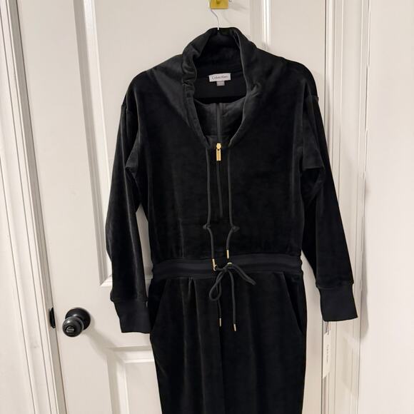 NWT CALVIN KLEIN $99 Velvet Jumpsuit Size S/M Black - Picture 3 of 9